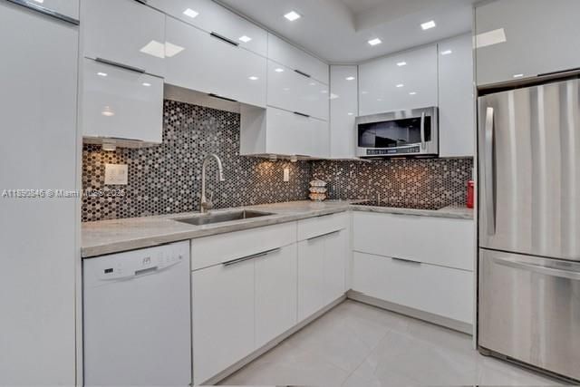 Active With Contract: $3,000 (2 beds, 2 baths, 1295 Square Feet)