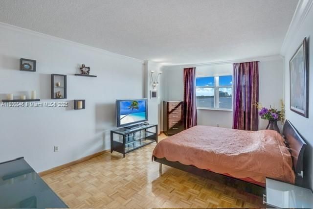 Active With Contract: $3,000 (2 beds, 2 baths, 1295 Square Feet)