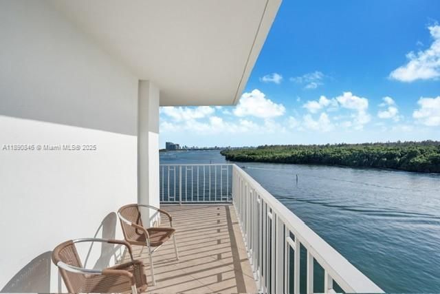 Active With Contract: $3,000 (2 beds, 2 baths, 1295 Square Feet)