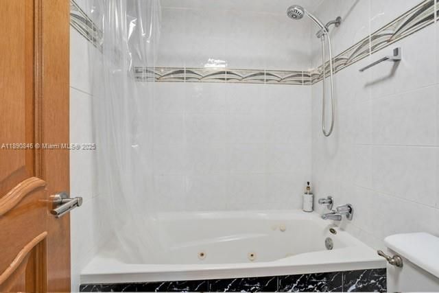 Active With Contract: $3,000 (2 beds, 2 baths, 1295 Square Feet)