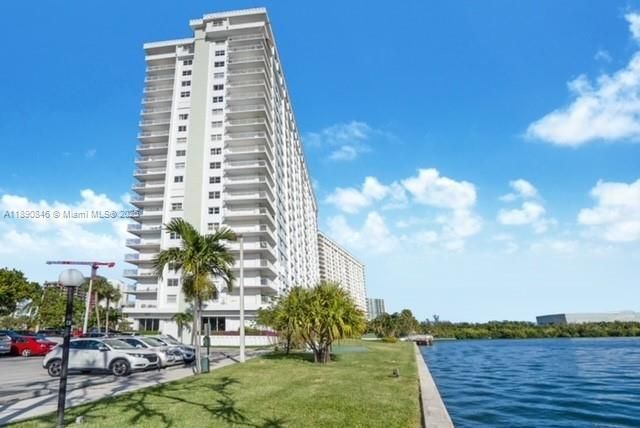 Active With Contract: $3,000 (2 beds, 2 baths, 1295 Square Feet)