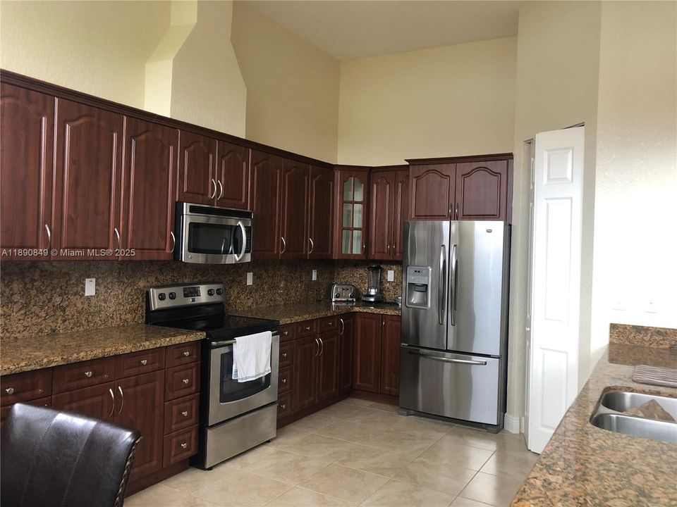 En Renta: $4,600 (4 camas, 2 baños, 2572 Pies cuadrados)