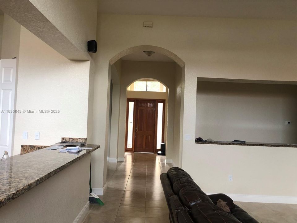 En Renta: $4,600 (4 camas, 2 baños, 2572 Pies cuadrados)