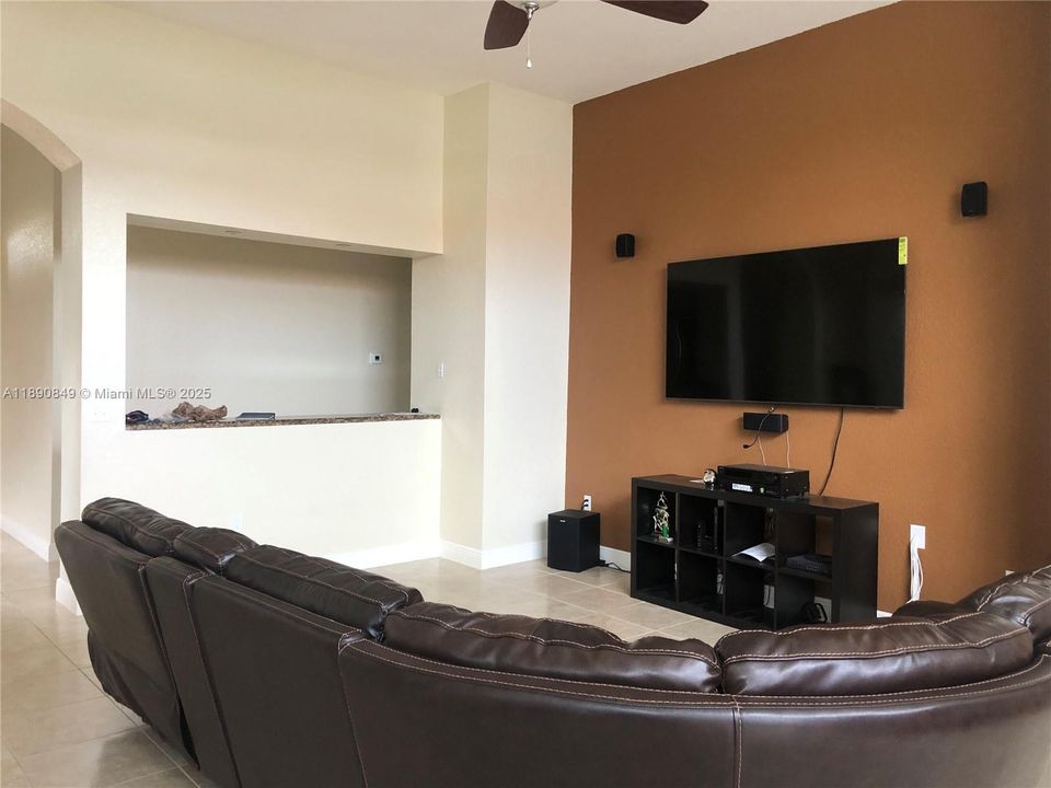 En Renta: $4,600 (4 camas, 2 baños, 2572 Pies cuadrados)