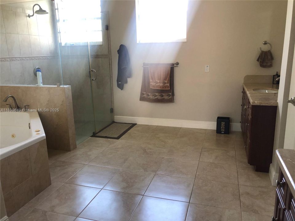 En Renta: $4,600 (4 camas, 2 baños, 2572 Pies cuadrados)