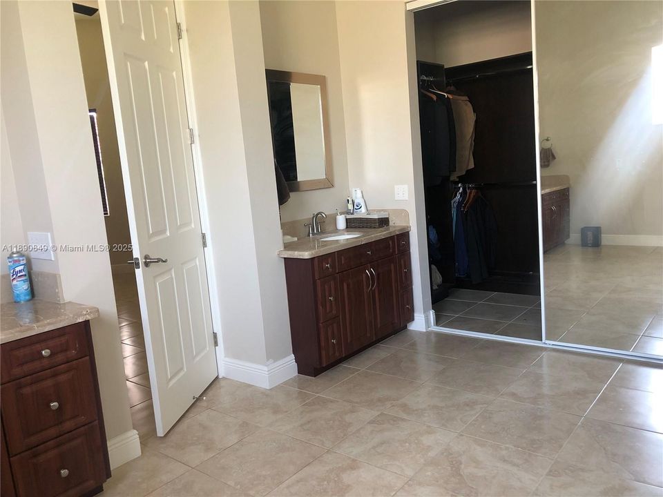 En Renta: $4,600 (4 camas, 2 baños, 2572 Pies cuadrados)