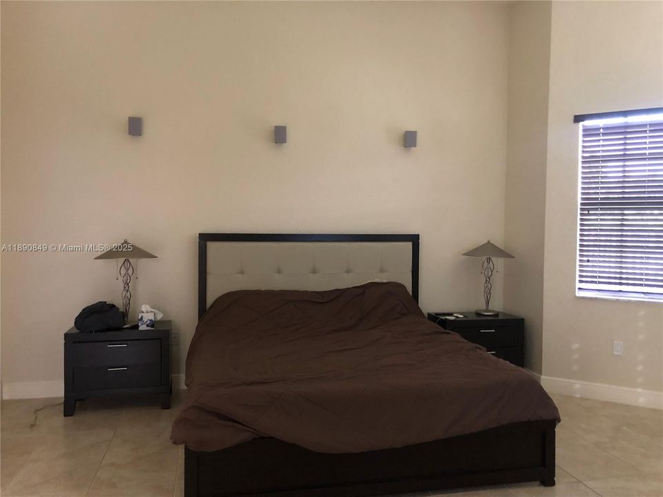 En Renta: $4,600 (4 camas, 2 baños, 2572 Pies cuadrados)