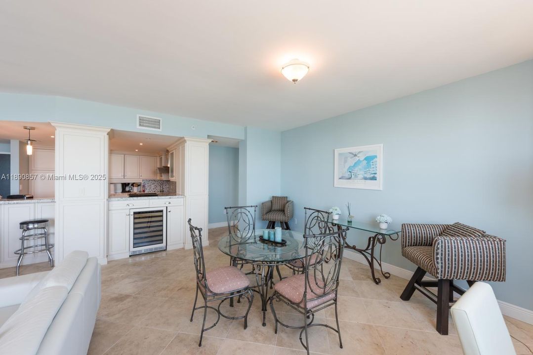 Под контрактом: $11,000 (3 спален, 2 ванн, 1490 Квадратных фут)