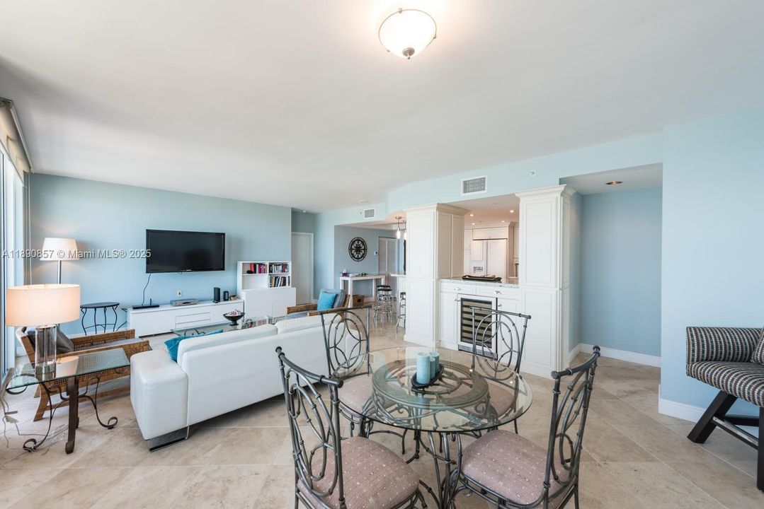 Под контрактом: $11,000 (3 спален, 2 ванн, 1490 Квадратных фут)