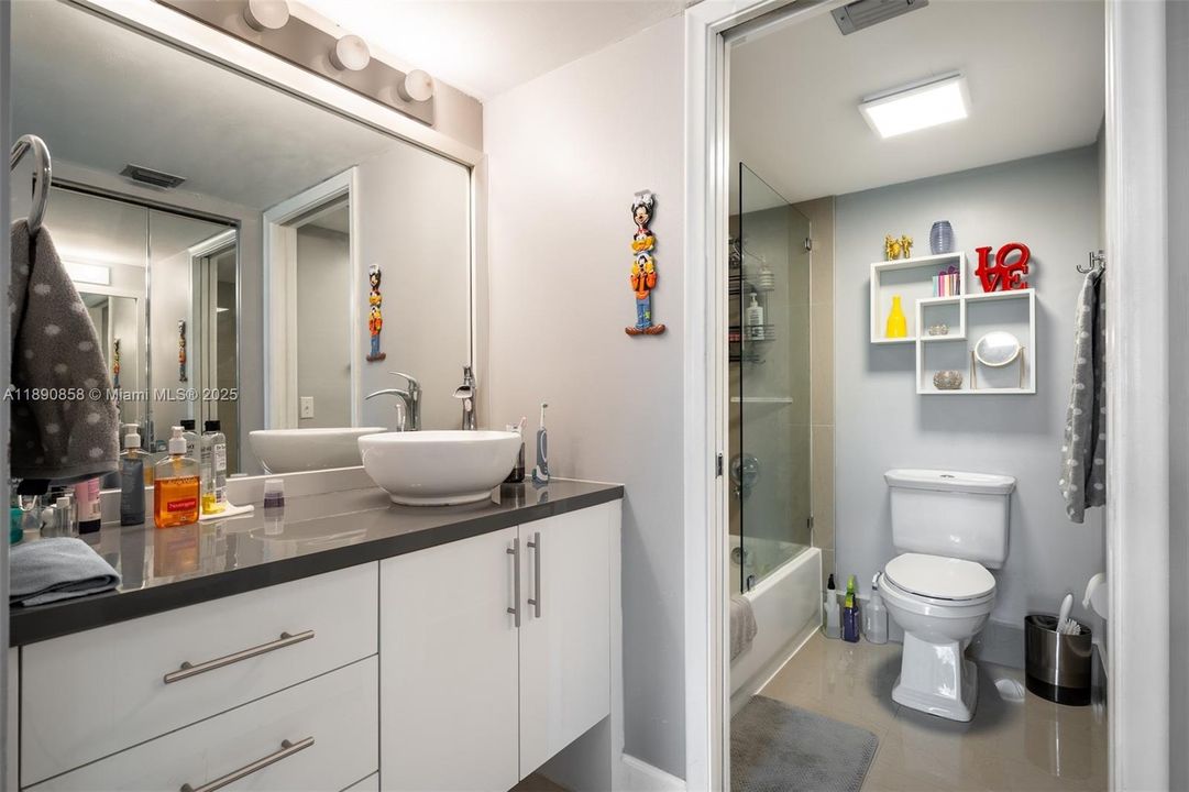 合同活跃: $1,800 (1 贝兹, 1 浴室, 1065 平方英尺)