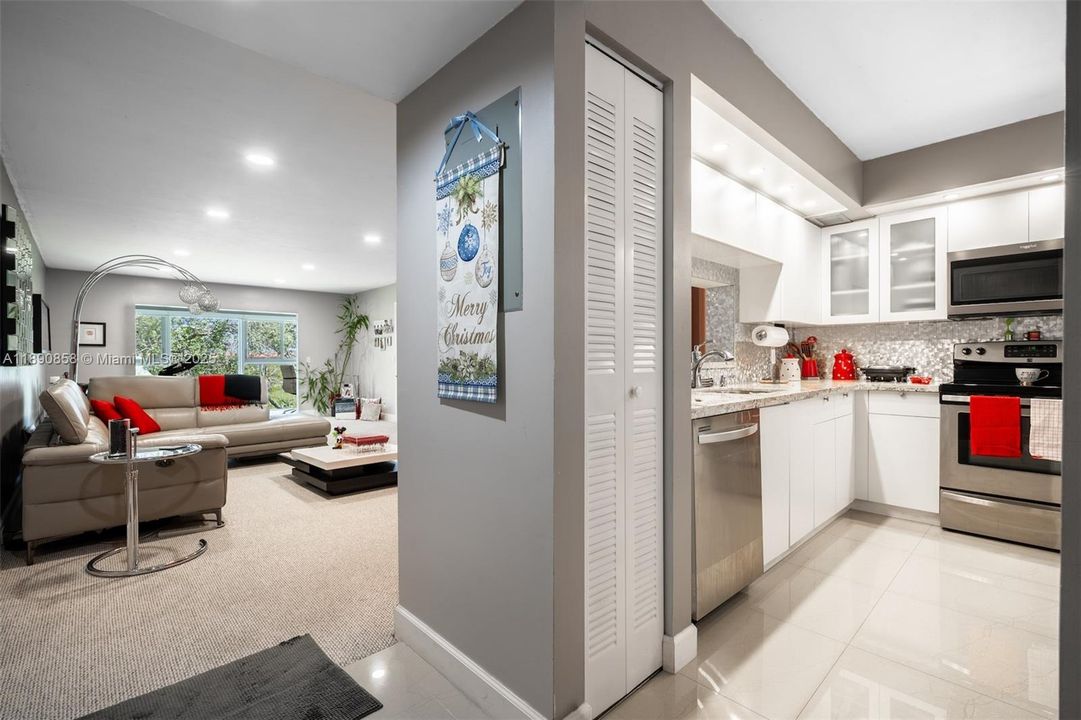 合同活跃: $1,800 (1 贝兹, 1 浴室, 1065 平方英尺)