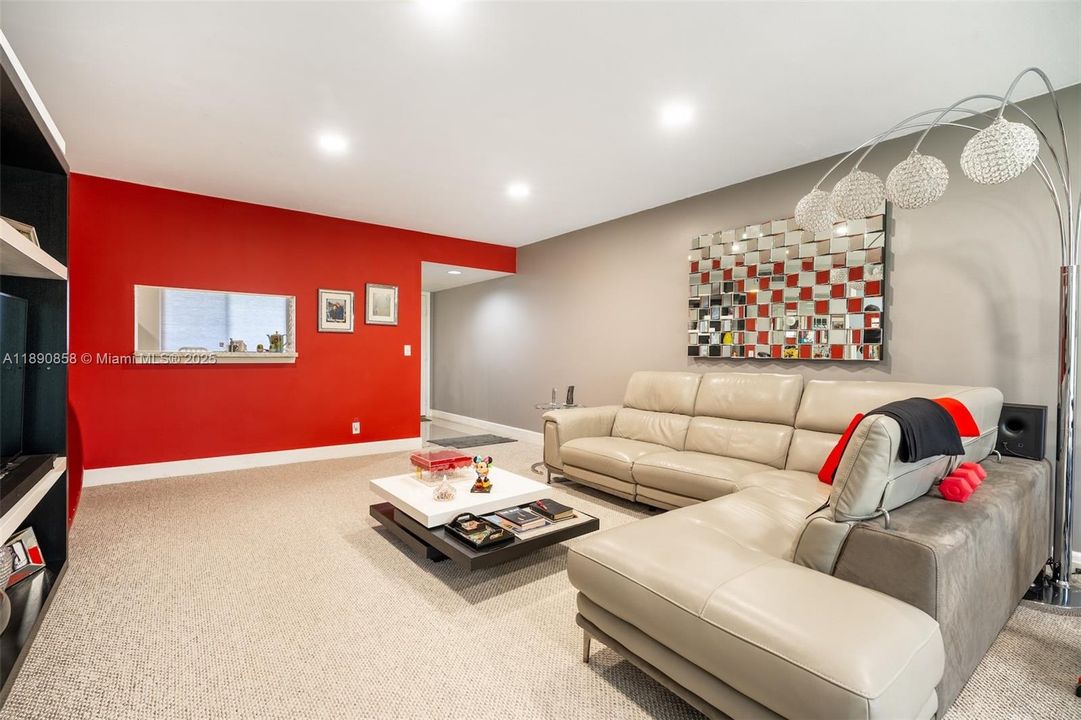 合同活跃: $1,800 (1 贝兹, 1 浴室, 1065 平方英尺)