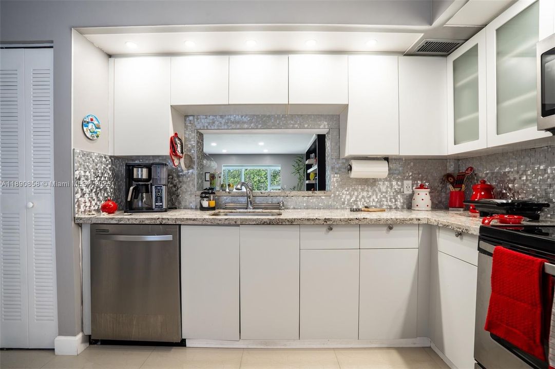 合同活跃: $1,800 (1 贝兹, 1 浴室, 1065 平方英尺)