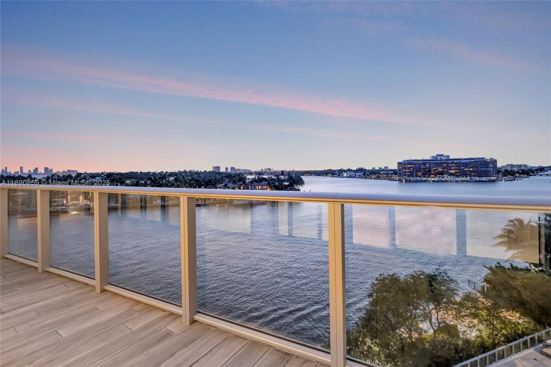 待售: $2,250,000 (3 贝兹, 3 浴室, 2231 平方英尺)