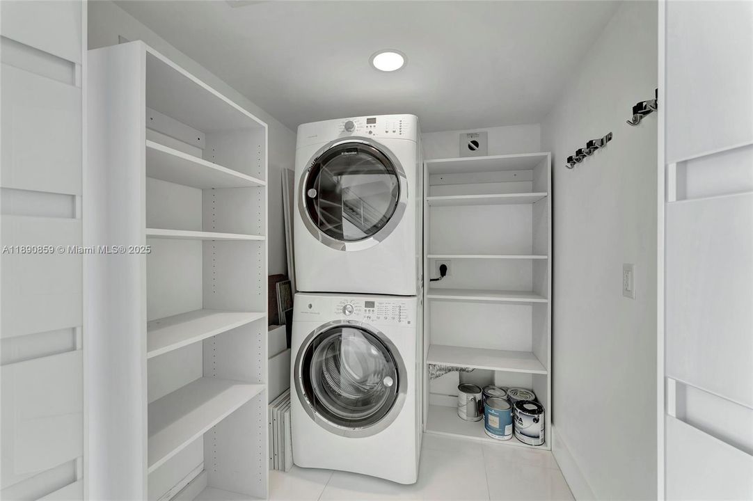 待售: $2,250,000 (3 贝兹, 3 浴室, 2231 平方英尺)