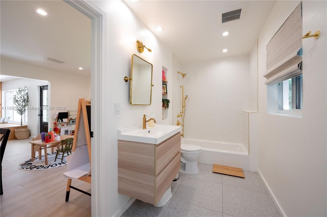 На продажу: $1,545,000 (4 спален, 3 ванн, 1706 Квадратных фут)