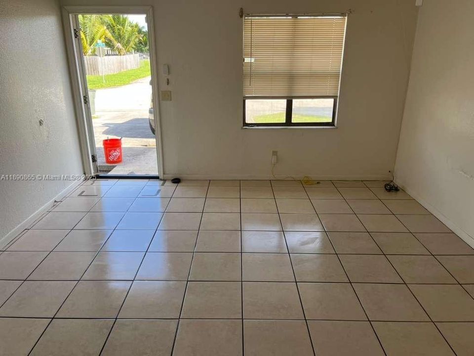 Recently Rented: $1,400 (2 beds, 1 baths, 759 Square Feet)
