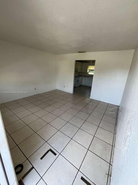 Recently Rented: $1,400 (2 beds, 1 baths, 759 Square Feet)