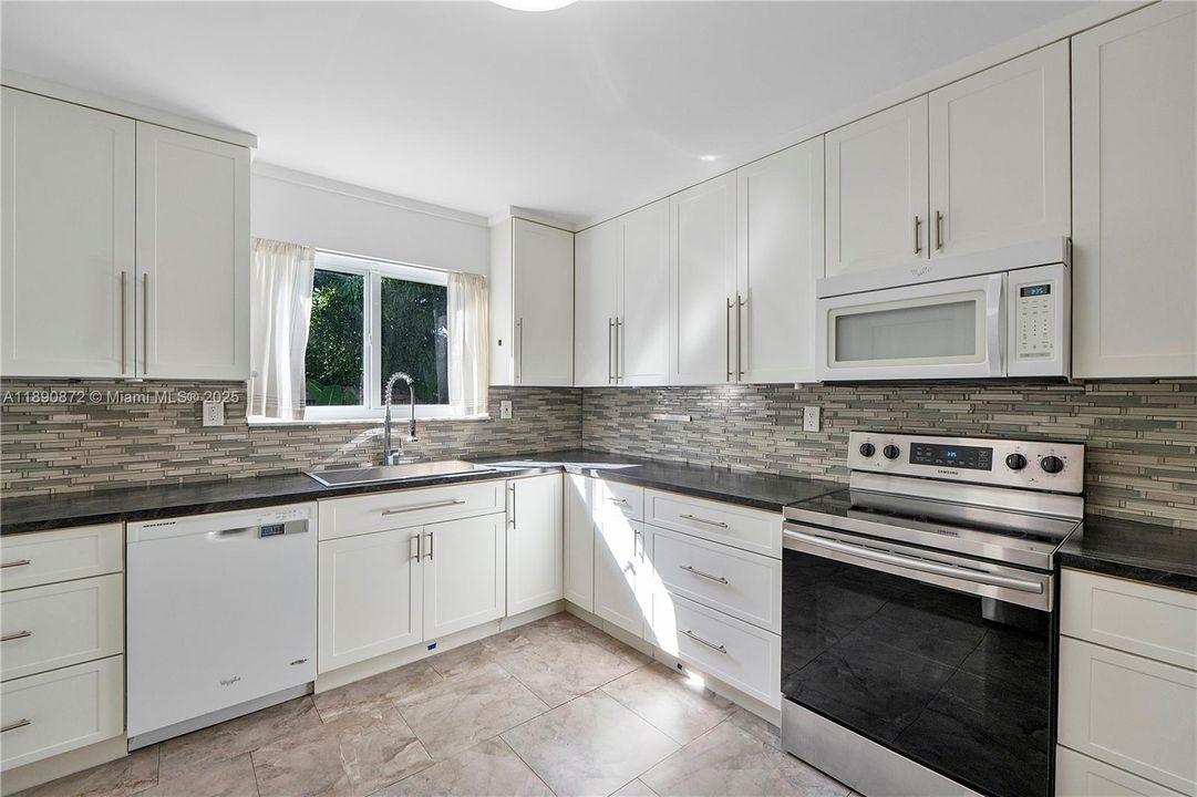 Active With Contract: $550,000 (3 beds, 2 baths, 1664 Square Feet)