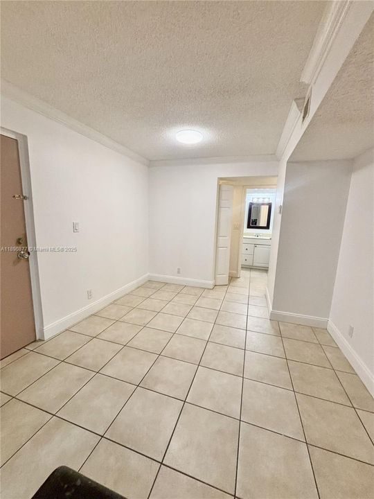 合同活跃: $2,125 (2 贝兹, 2 浴室, 936 平方英尺)