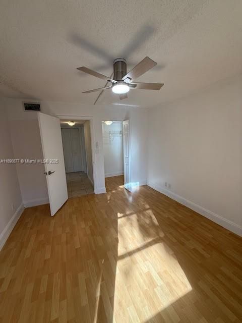 合同活跃: $2,125 (2 贝兹, 2 浴室, 936 平方英尺)