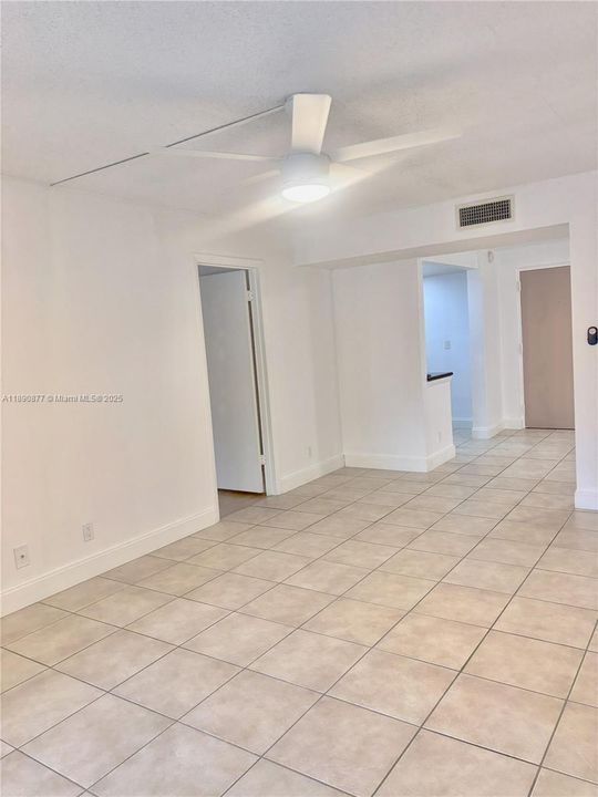 合同活跃: $2,125 (2 贝兹, 2 浴室, 936 平方英尺)