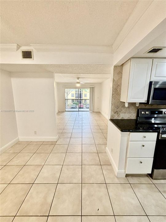 合同活跃: $2,125 (2 贝兹, 2 浴室, 936 平方英尺)