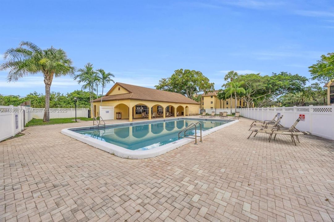 合同活跃: $2,125 (2 贝兹, 2 浴室, 936 平方英尺)