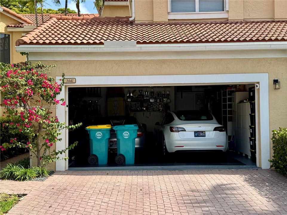 Под контрактом: $930,000 (3 спален, 2 ванн, 1780 Квадратных фут)