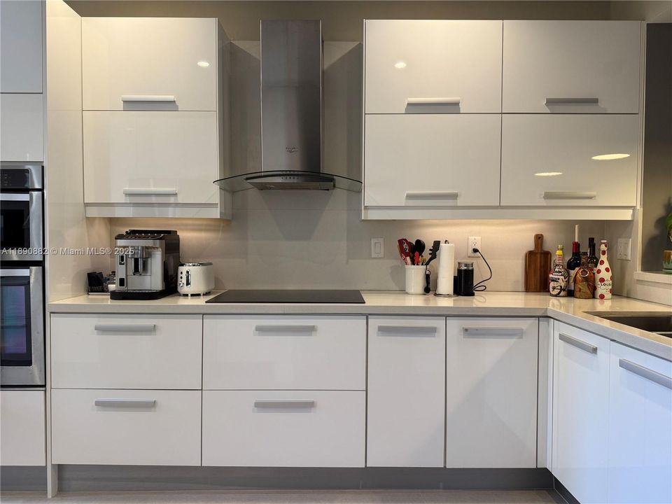 Под контрактом: $930,000 (3 спален, 2 ванн, 1780 Квадратных фут)