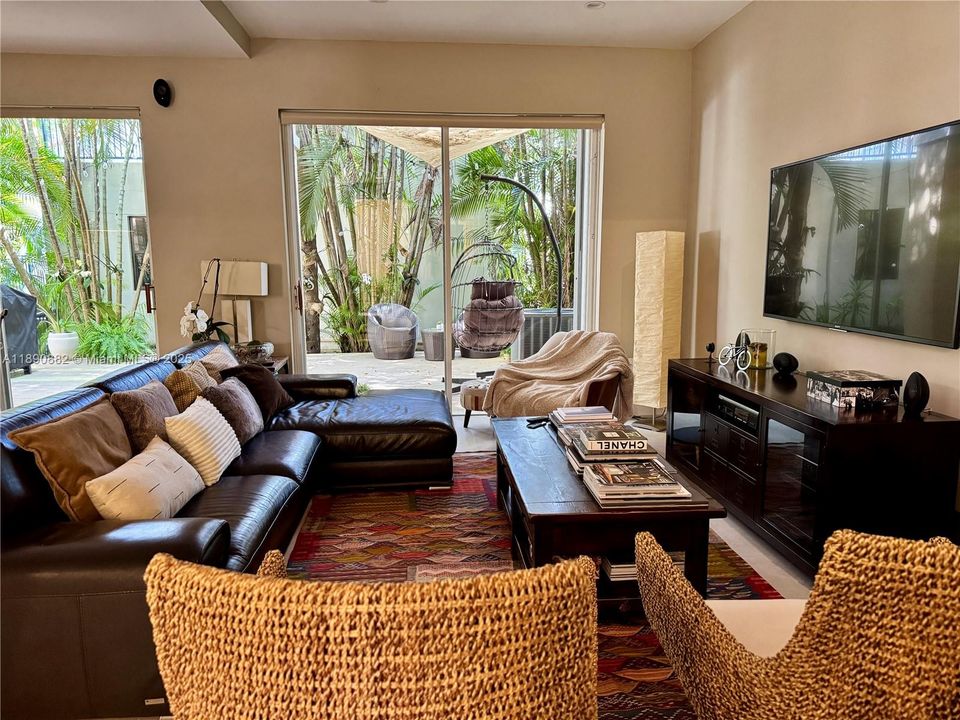 Под контрактом: $930,000 (3 спален, 2 ванн, 1780 Квадратных фут)