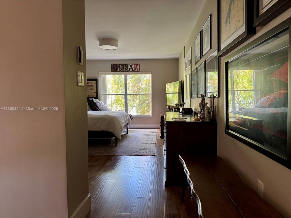 Под контрактом: $930,000 (3 спален, 2 ванн, 1780 Квадратных фут)