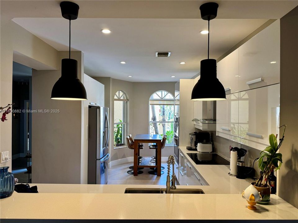 Под контрактом: $930,000 (3 спален, 2 ванн, 1780 Квадратных фут)