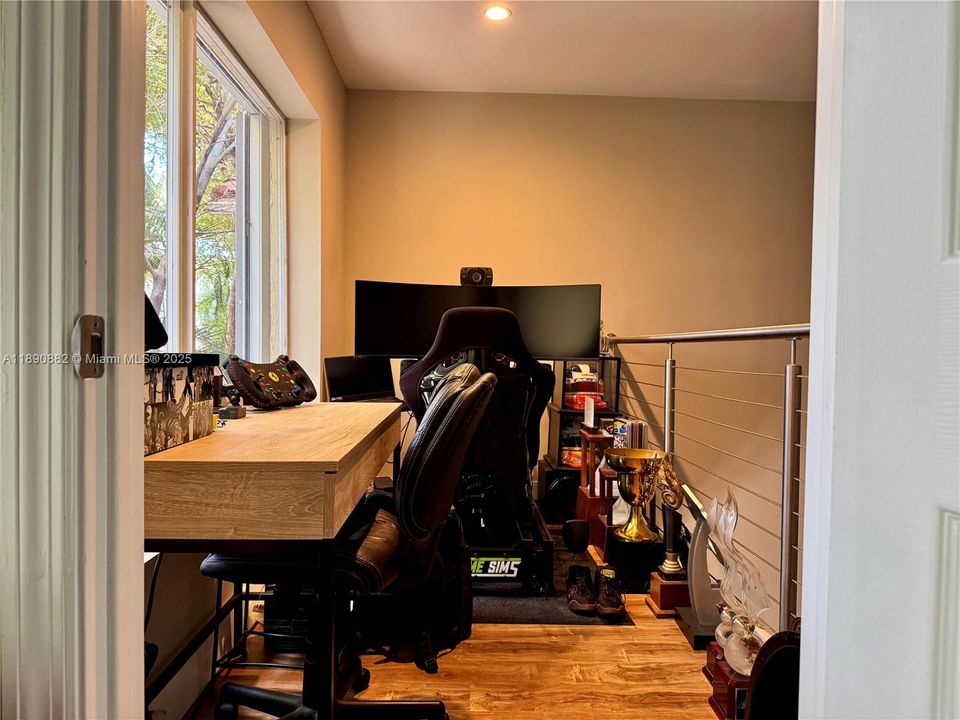 Под контрактом: $930,000 (3 спален, 2 ванн, 1780 Квадратных фут)