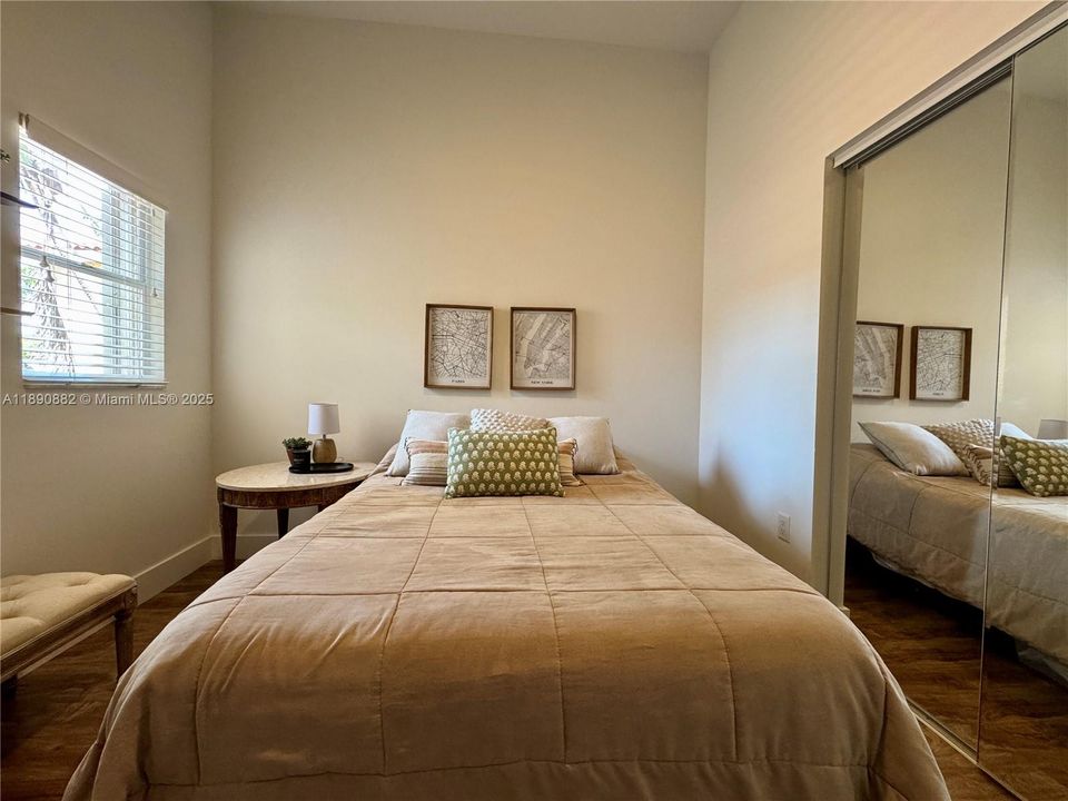 Под контрактом: $930,000 (3 спален, 2 ванн, 1780 Квадратных фут)