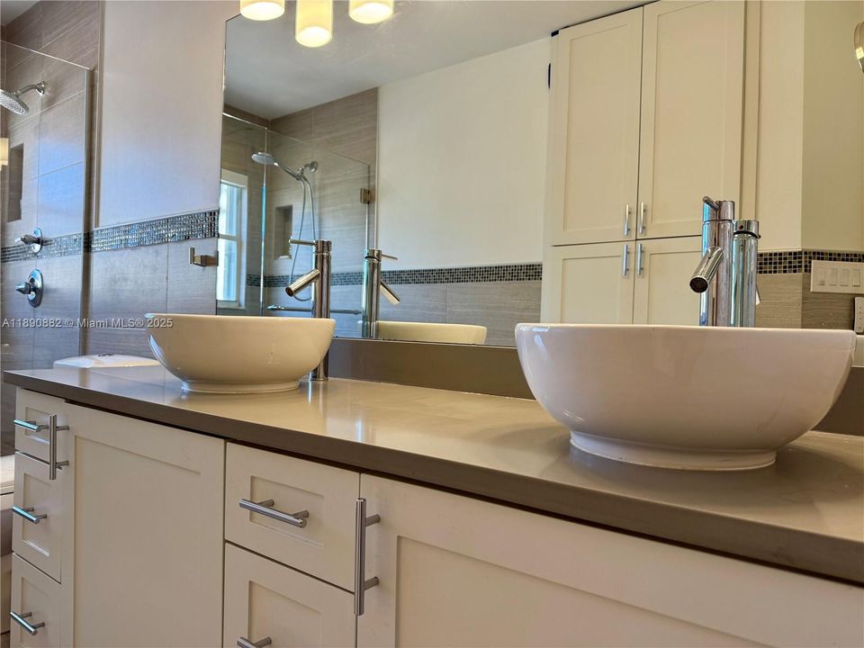 Под контрактом: $930,000 (3 спален, 2 ванн, 1780 Квадратных фут)