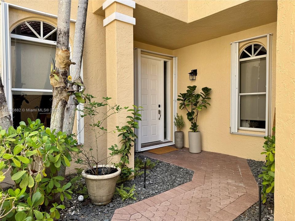 Под контрактом: $930,000 (3 спален, 2 ванн, 1780 Квадратных фут)