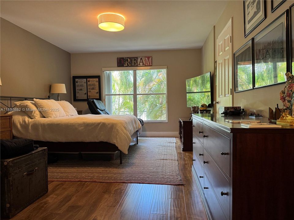 Под контрактом: $930,000 (3 спален, 2 ванн, 1780 Квадратных фут)