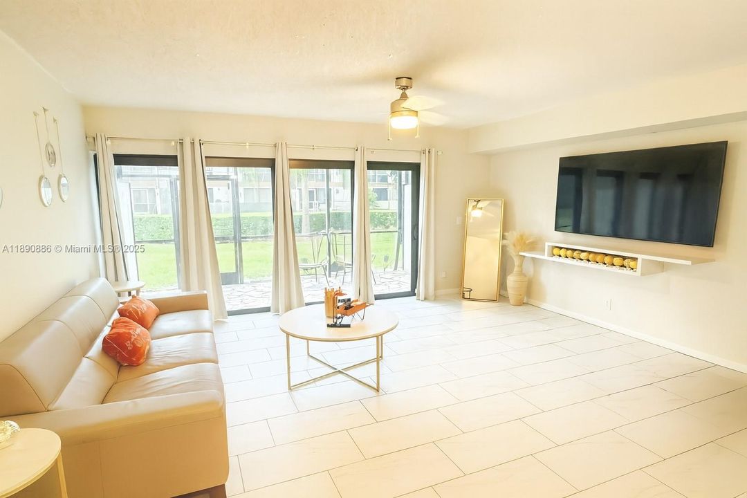 Под контрактом: $375,000 (3 спален, 2 ванн, 1328 Квадратных фут)