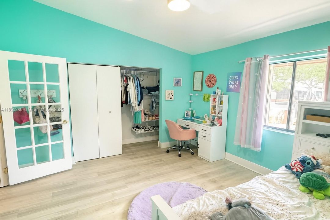 Под контрактом: $375,000 (3 спален, 2 ванн, 1328 Квадратных фут)