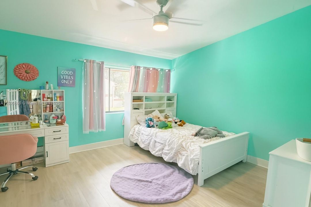 Под контрактом: $375,000 (3 спален, 2 ванн, 1328 Квадратных фут)