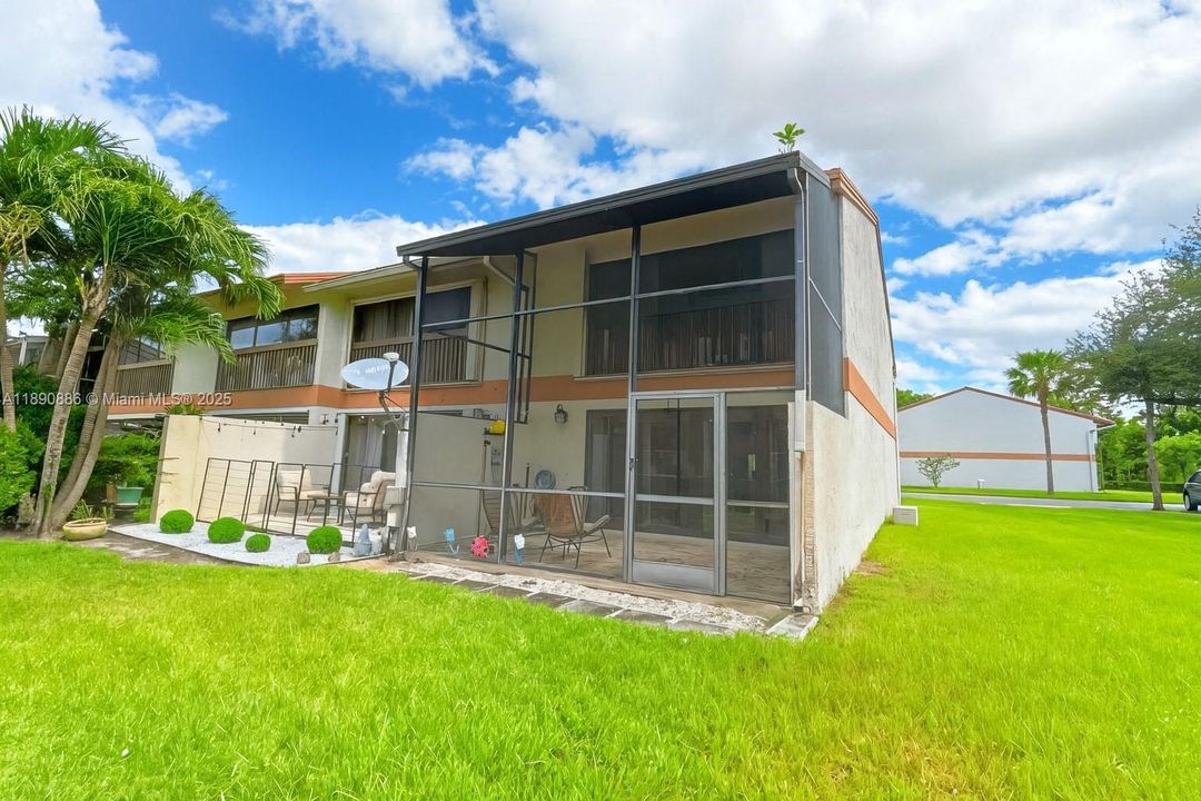 Под контрактом: $375,000 (3 спален, 2 ванн, 1328 Квадратных фут)