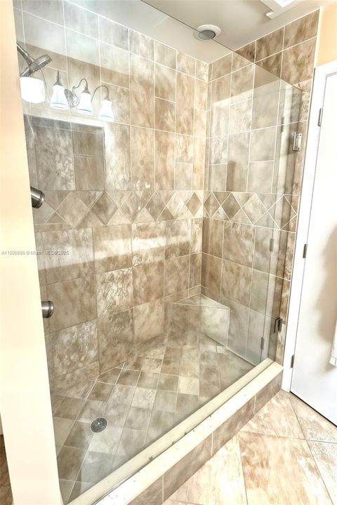 Под контрактом: $375,000 (3 спален, 2 ванн, 1328 Квадратных фут)