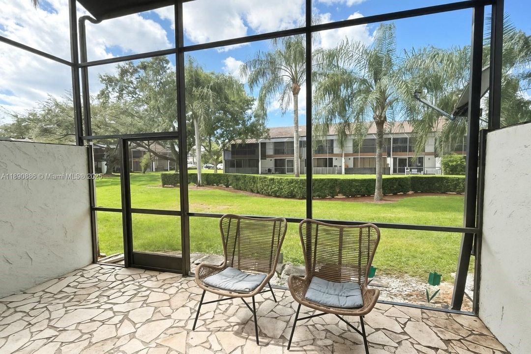 Под контрактом: $375,000 (3 спален, 2 ванн, 1328 Квадратных фут)