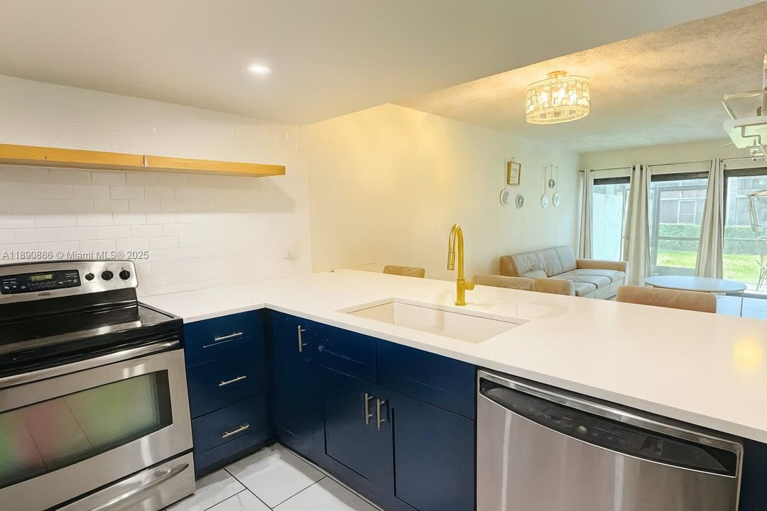 Под контрактом: $375,000 (3 спален, 2 ванн, 1328 Квадратных фут)