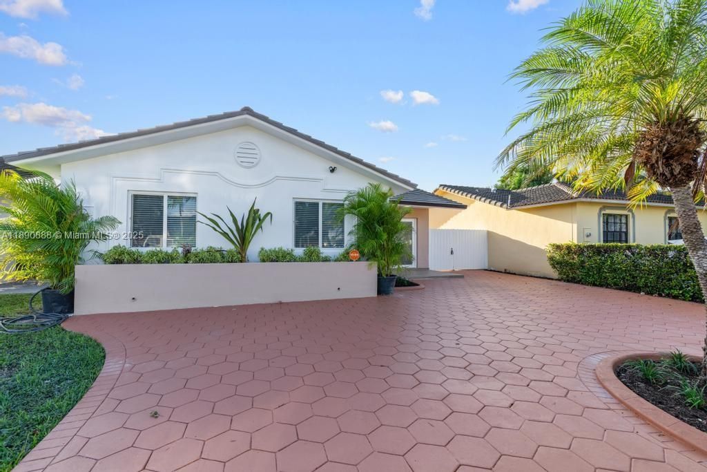 Active With Contract: $649,900 (3 beds, 2 baths, 1447 Square Feet)