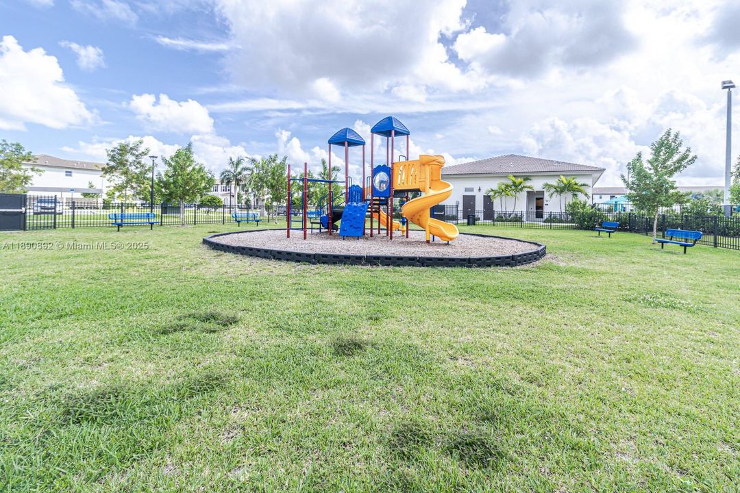 На продажу: $560,000 (3 спален, 2 ванн, 1442 Квадратных фут)