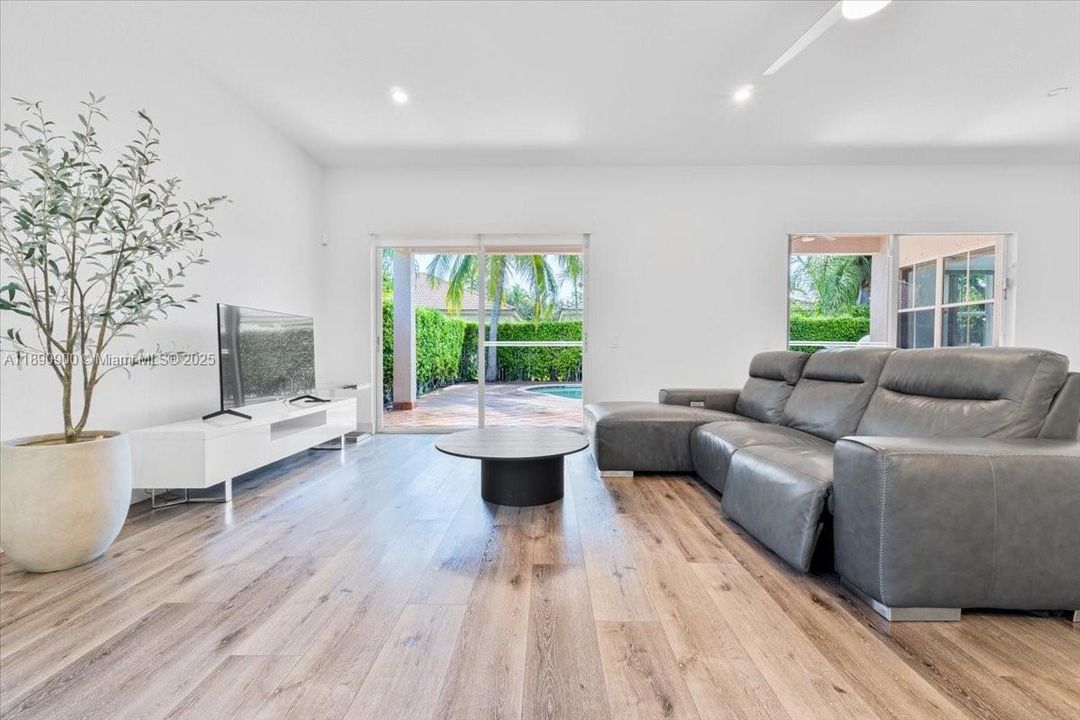 For Sale: $900,000 (4 beds, 2 baths, 1876 Square Feet)