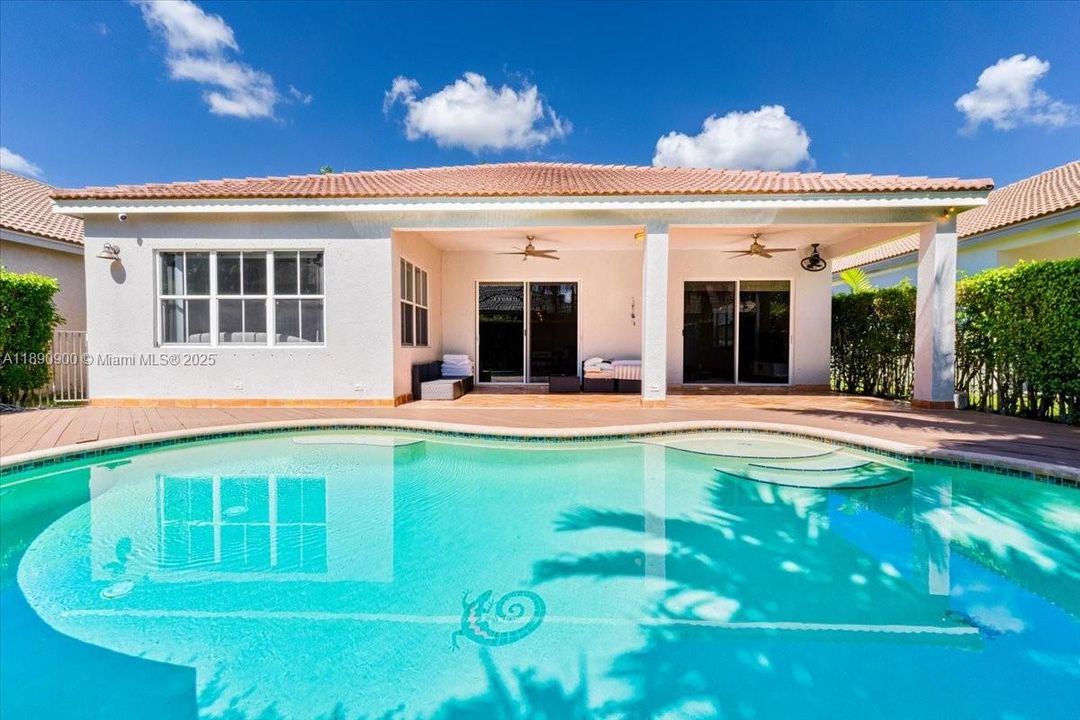 For Sale: $900,000 (4 beds, 2 baths, 1876 Square Feet)