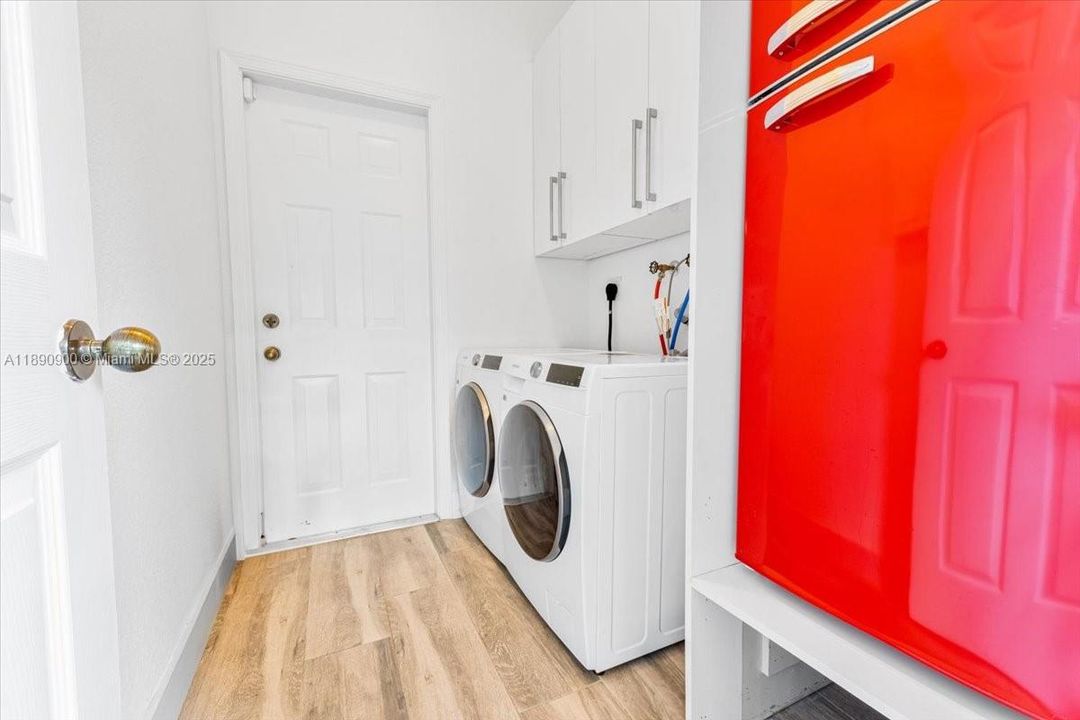 For Sale: $900,000 (4 beds, 2 baths, 1876 Square Feet)